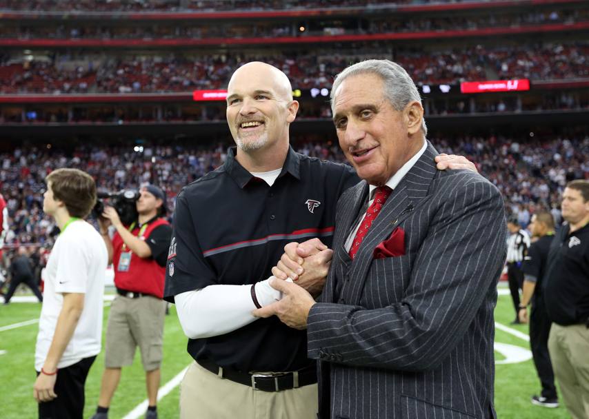 A sinistra il coach Dan Quinn con il patron degli Atlanta Falcons Arthur Blank. (Reuters)